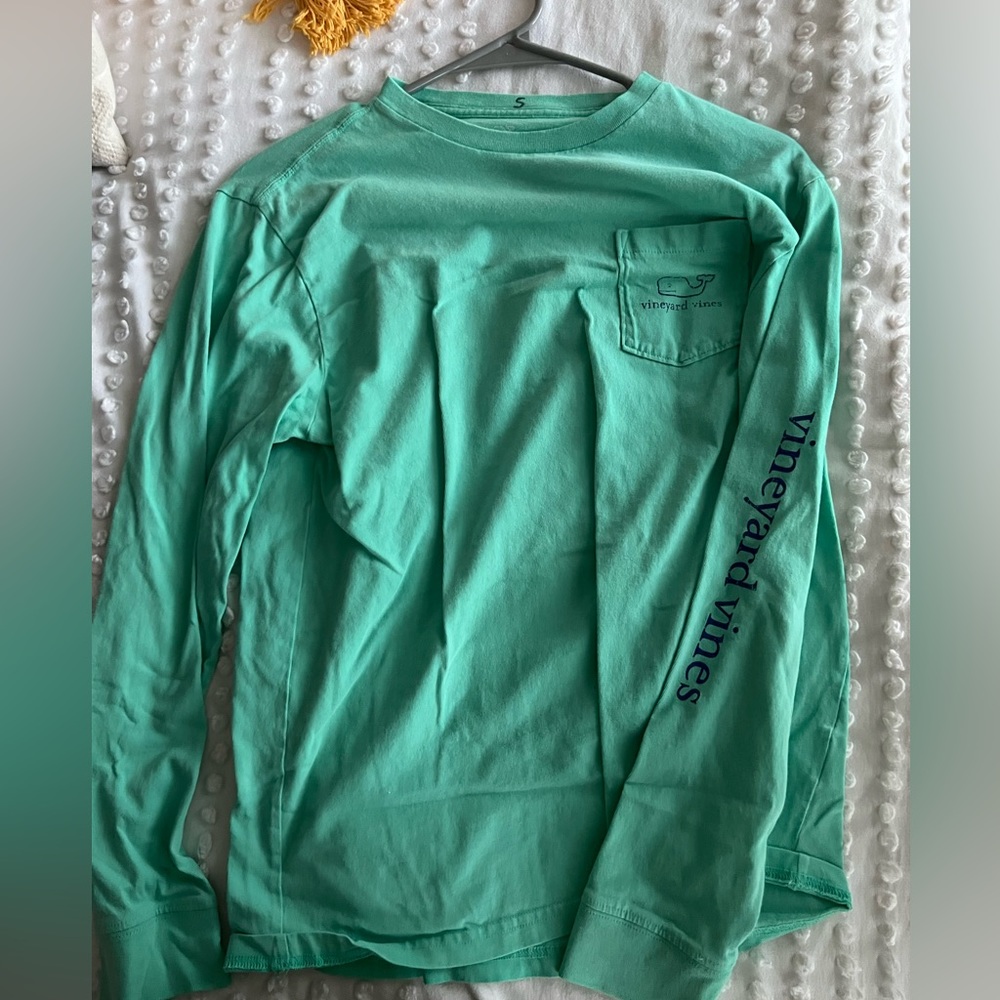 Green vineyard vines long sleeve whale top